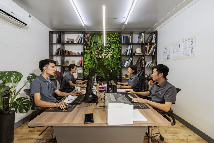 Nhân viên GU làm việc với bản vẽ thiết kế nội thất