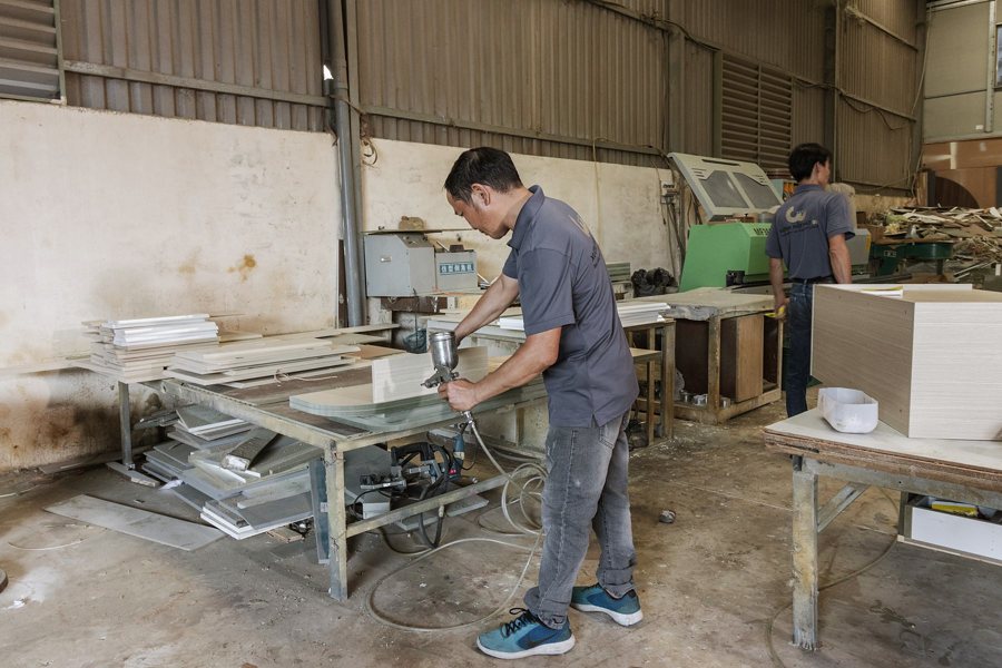 Đội ngũ GU lắp ráp và kiểm tra đồ nội thất